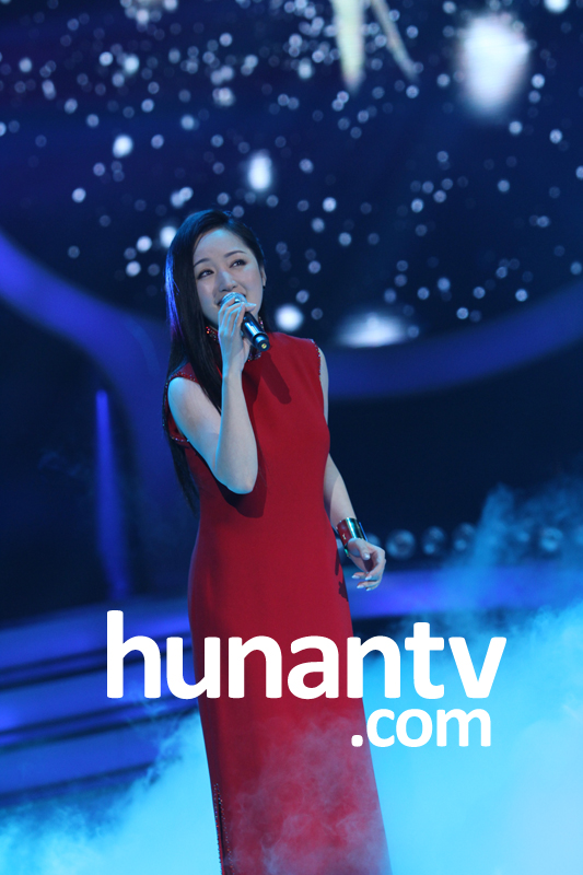 杨钰莹红裙艳丽亮相