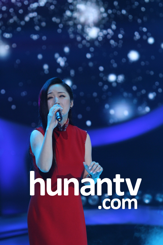 杨钰莹红裙艳丽亮相