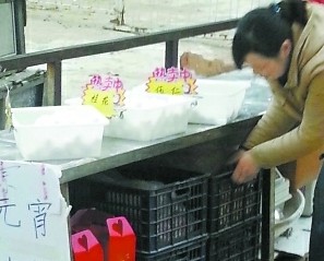 暗访元宵生产黑作坊 色素拌香精包出芝麻馅