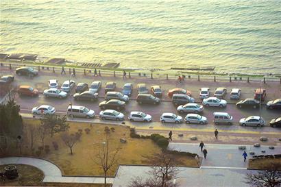 澳门路自发停车场挤占滨海道 上班族无奈漂泊 澳门路自发停车场挤占滨海道 上班族无奈漂泊