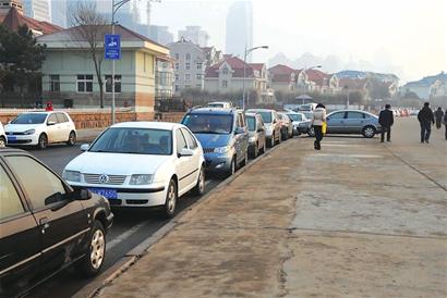 澳门路自发停车场挤占滨海道 上班族无奈漂泊 澳门路自发停车场挤占滨海道 上班族无奈漂泊