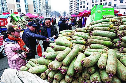 萝卜摊位陷入冷清 日赚不足千元主动降价 萝卜摊位陷入冷清 日赚不足千元主动降价