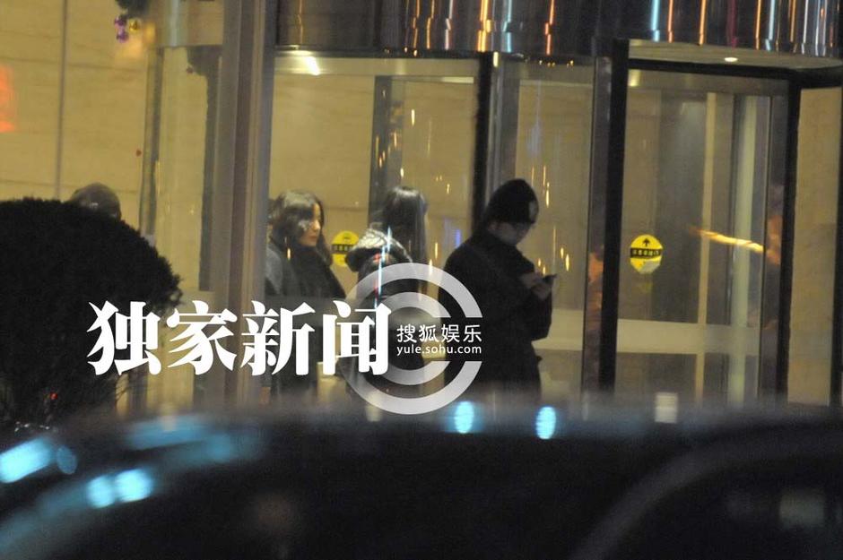 赵薇加班深夜返家出事故