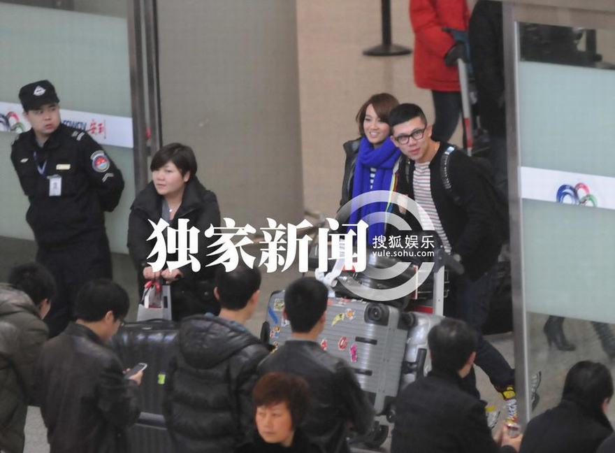 追星：赵薇深夜返家出剐蹭事故 朱丹挽神秘男寒风陪吸烟