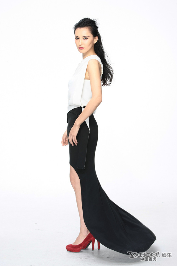 莫小棋登“元宵”封面 性感透视裙博眼球