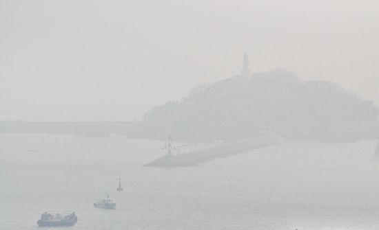 青岛迎蛇年最重雾霾天 小青岛视线中消失
