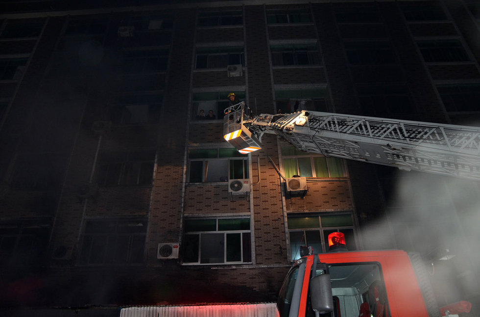 高清：浙江温岭居民楼突发火灾 8人死亡