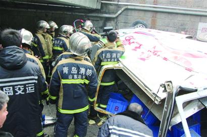 依维柯翻下十米高杭州路立交桥