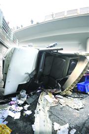 依维柯翻下十米高杭州路立交桥