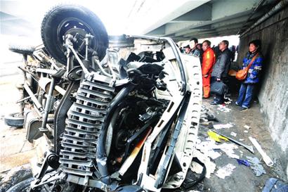 依维柯翻下十米高杭州路立交桥