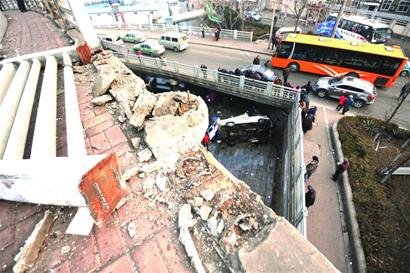 依维柯翻下十米高杭州路立交桥