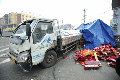 货车下坡失控撞烂鞭炮摊