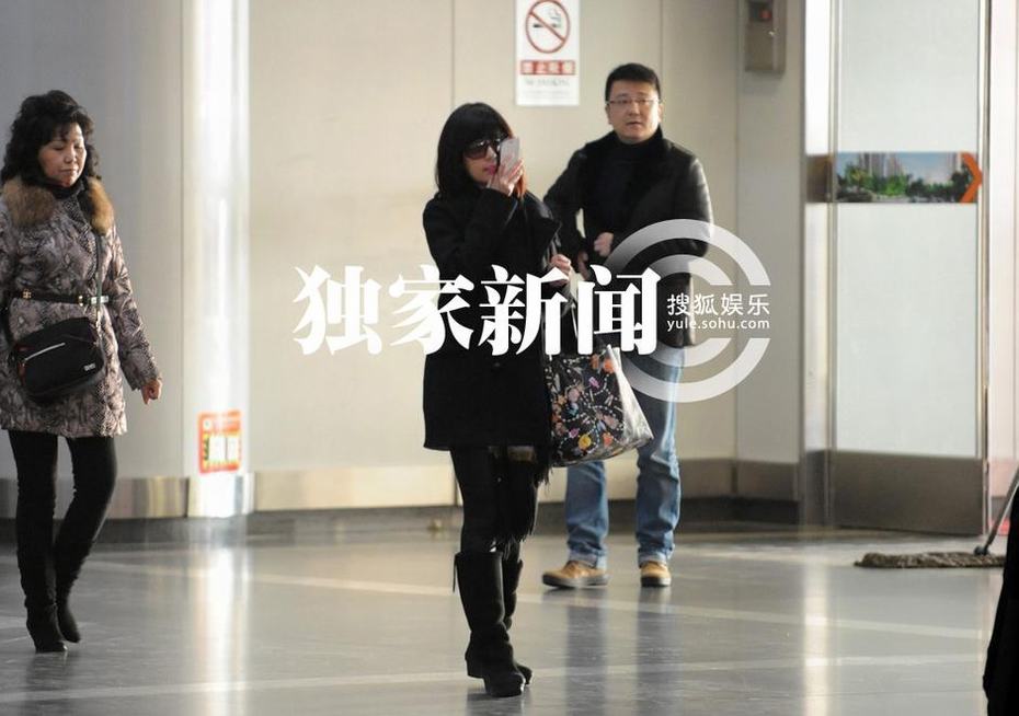 贾静雯与同性密友亲密离京