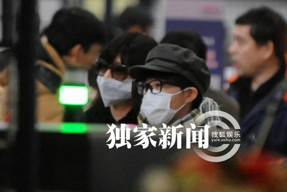 贾静雯与同性密友亲密离京