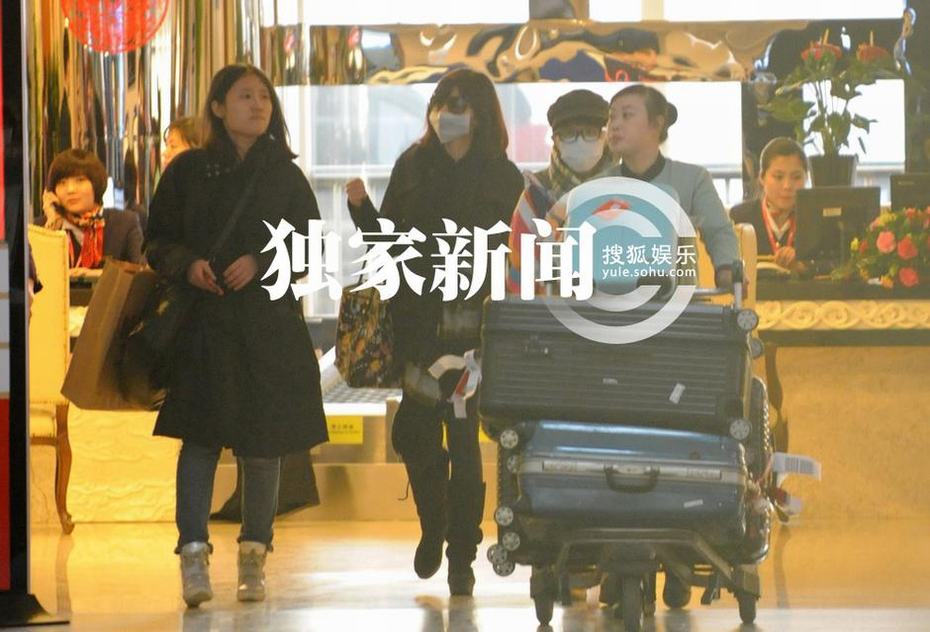 贾静雯与同性密友亲密离京