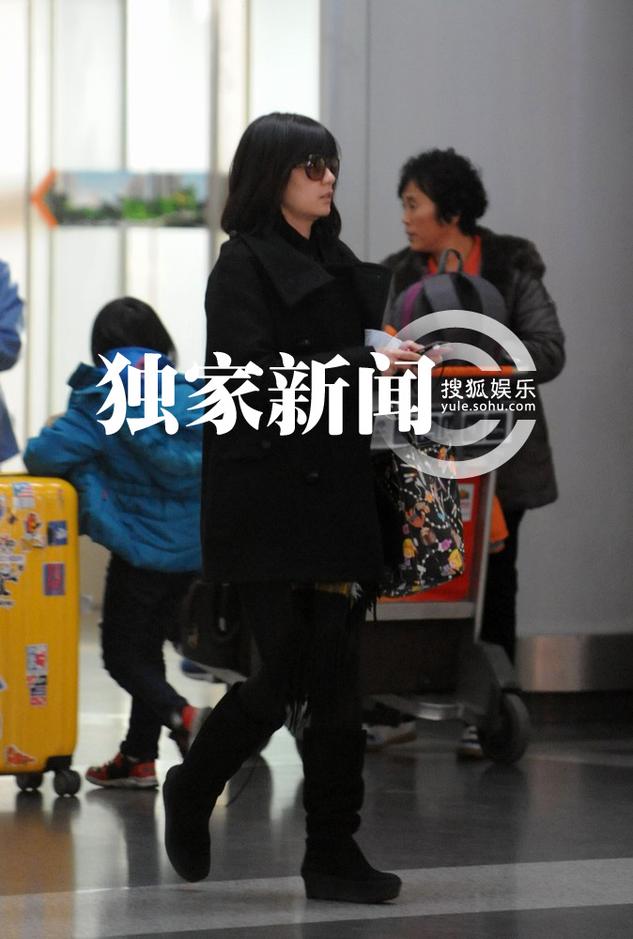 贾静雯与同性密友亲密离京