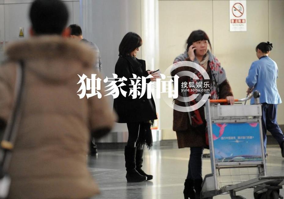 贾静雯与同性密友亲密离京