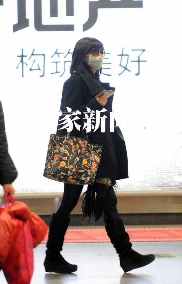 贾静雯与同性密友亲密离京