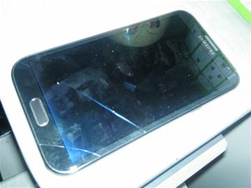 新三星手机屏幕冻出“疤” 新三星手机屏幕冻出“疤”