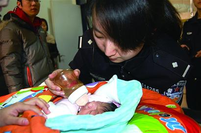 男婴寒风中被弃街头 男婴寒风中被弃街头