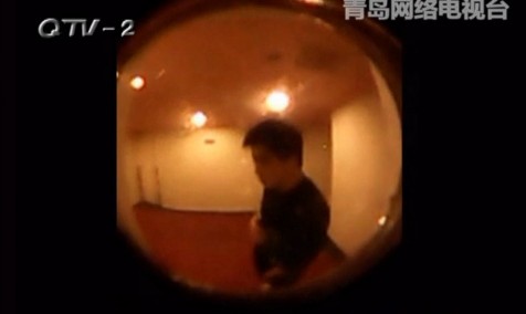 男子带女友住宾馆遭偷听