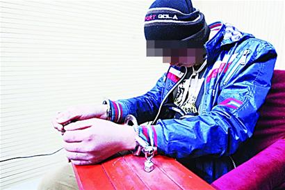 酒店服务员迷上武侠剧 公园练功抢劫500元 酒店服务员迷上武侠剧 公园练功抢劫500元