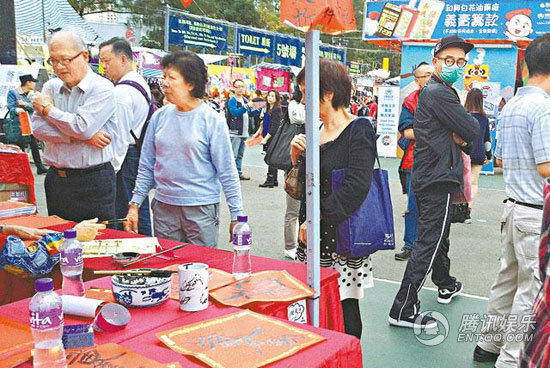 应采儿挺孕肚约郑希怡出街 老公陈小春护驾