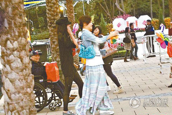 应采儿挺孕肚约郑希怡出街 老公陈小春护驾