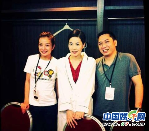 王菲赵薇晒亲密照 网友：都是女神难分伯仲