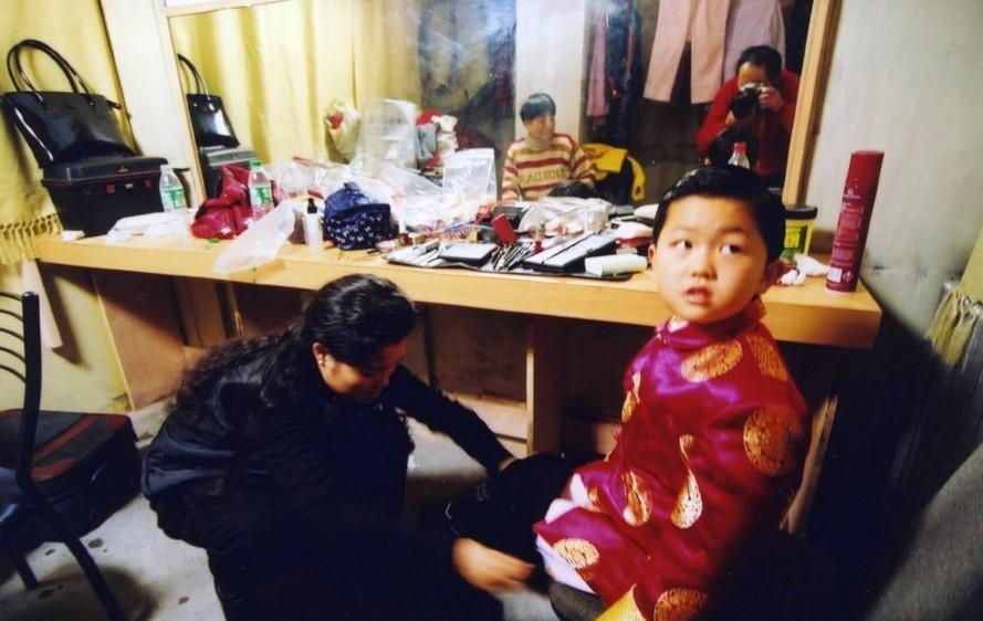 李双江之子李天一成长全纪录：妈妈梦鸽蹲地为其换衣