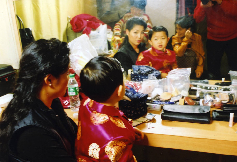 李双江之子李天一成长全纪录：妈妈梦鸽蹲地为其换衣