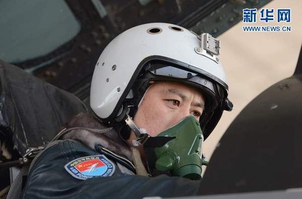 起飞前，大队长马刚精心检查战机。