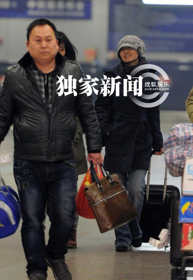 柴静回京露欢颜 “隐身”老公接机显体贴