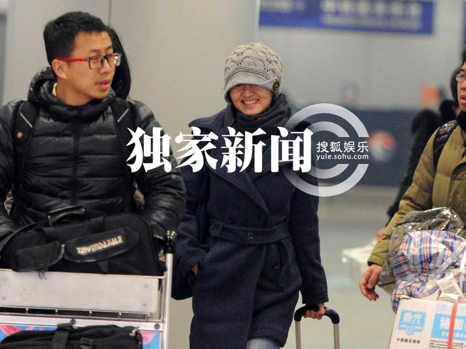 柴静回京露欢颜 “隐身”老公接机显体贴