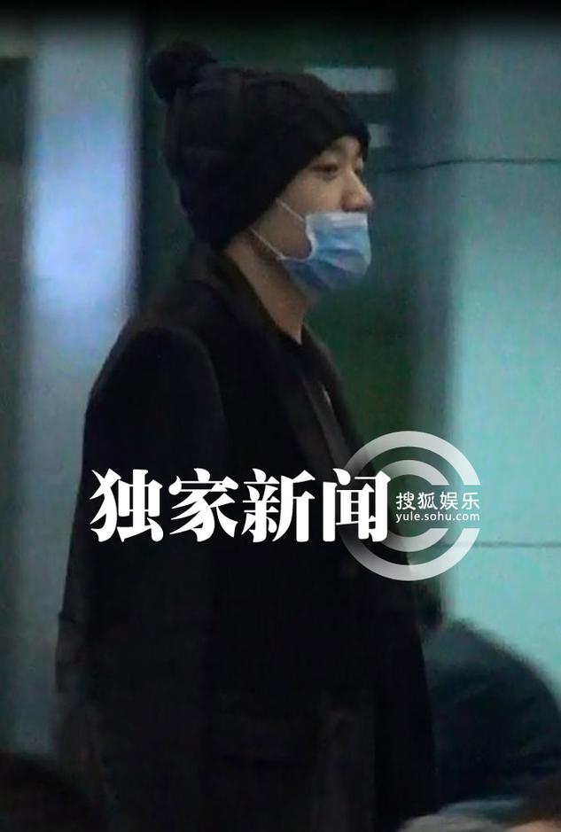 李代沫机场乔装玩低调 工作不休捞金忙