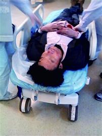 男子在人群中多看了女子一眼 被其男友捅成血人 男子在人群中多看了女子一眼 被其男友捅成血人