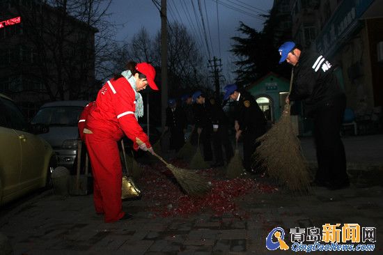 公交司机体验环卫工作 向迎接太阳的人致敬