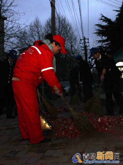 公交司机体验环卫工作 向迎接太阳的人致敬