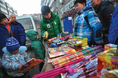 烟花爆竹销售遇冷 算账对账零售业户发愁