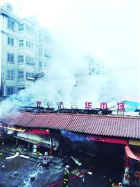 清晨一把大火烧光八家商铺 成空荡铁架