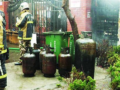 清晨一把大火烧光八家商铺 成空荡铁架