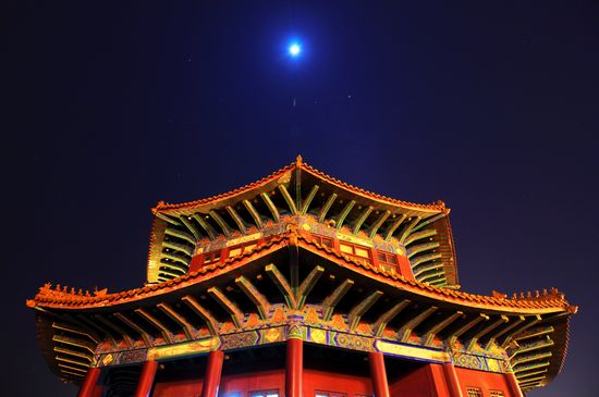 晒元宵夜唯美月色 正月十七将最圆