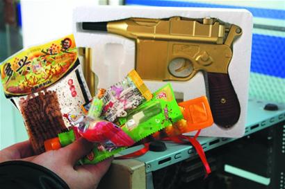 傍校小店备足三无零食坐等开学 大赚孩子压岁钱