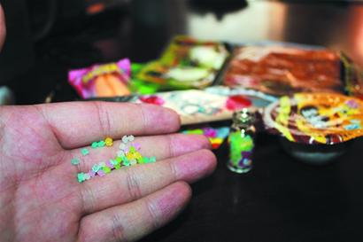 傍校小店备足三无零食坐等开学 大赚孩子压岁钱