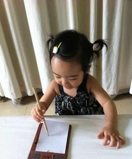 国内最红大叔张嘉译妻女近照