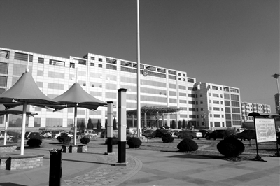 1月17日,灵丘县政府大楼门前。灵丘去年财政收入在大同市的贫困县中居首。