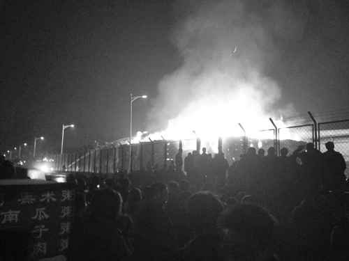 一起是降落的孔明灯引燃棉花垛；另一起是烟花引燃防护网