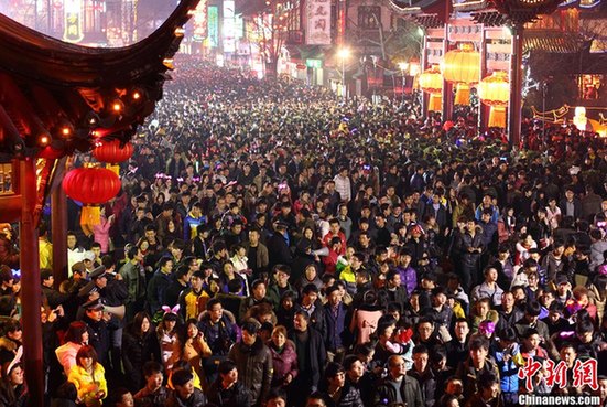 数十万民众涌入南京夫子庙观灯 