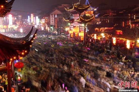 数十万民众涌入南京夫子庙观灯 