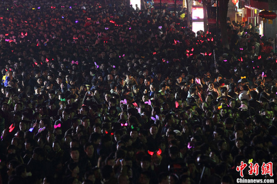 数十万民众涌入南京夫子庙观灯 